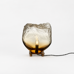 Mundblæst amber bordlampe i glas fra BLÆS