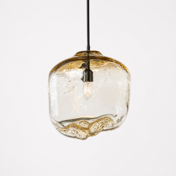 Pendel loftlampe i mundblæst glas fra BLÆS